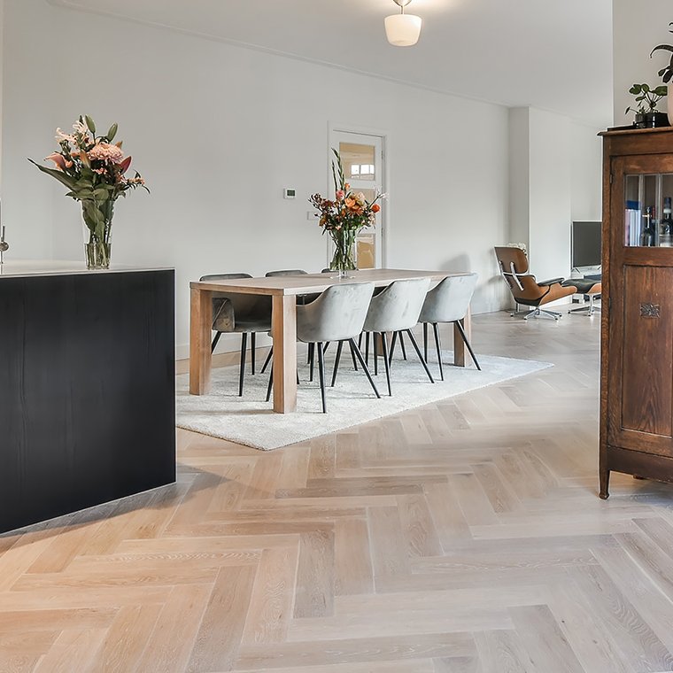 Fischgrät Parkett gibt es auch bei uns. Wohnzimmer mit Fischgrät Parktt